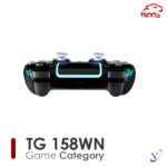 گیم پد بلوتوثی تسکو TG 158WN در دست کنار ستاپ گیمینگ