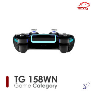 گیم پد بلوتوثی تسکو TG 158WN در دست کنار ستاپ گیمینگ